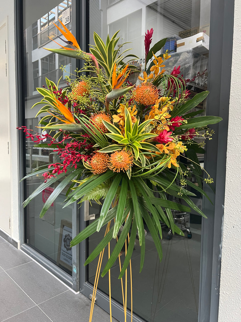 Wild Wow Bloom Stand